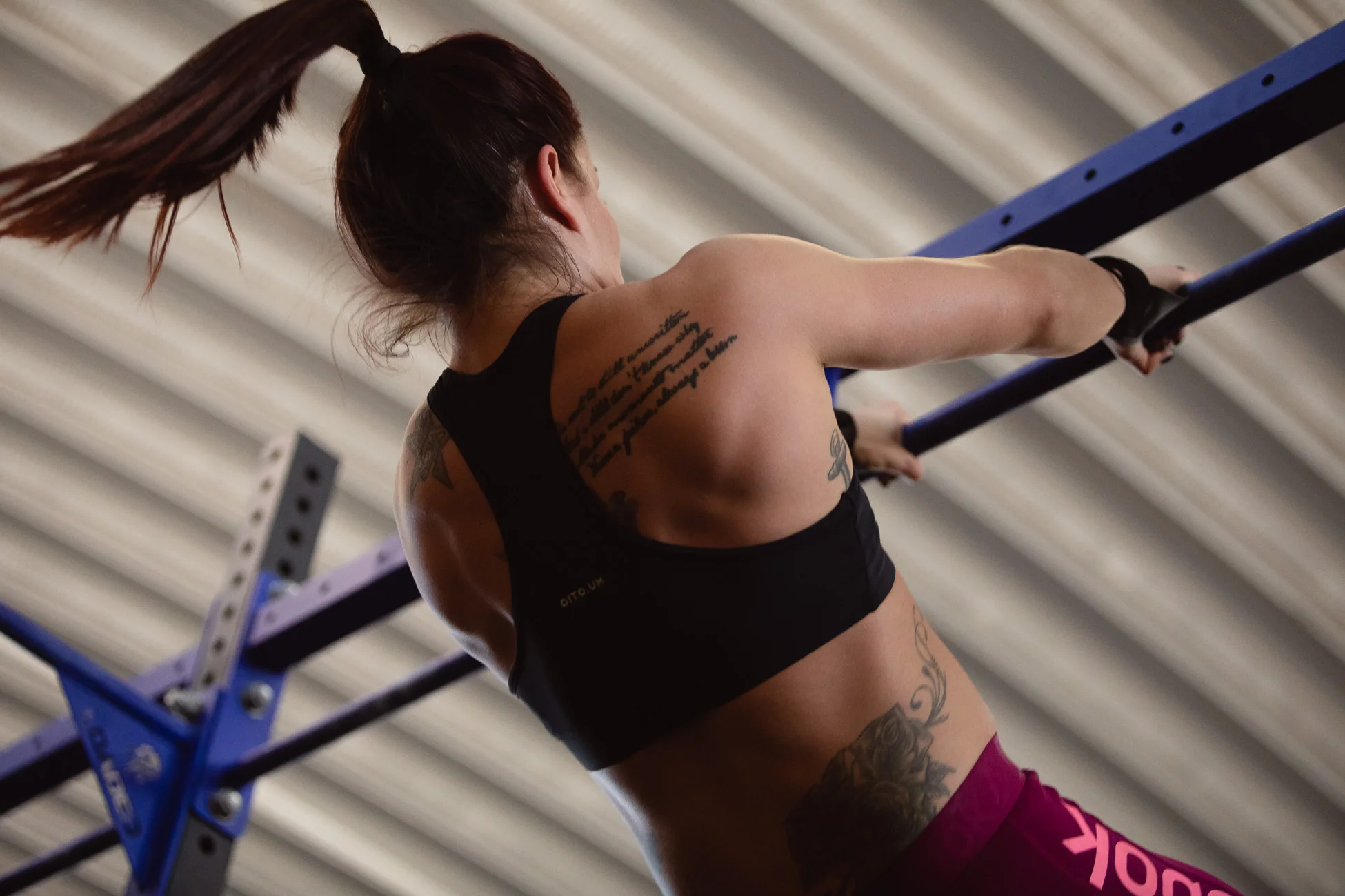 Gonçalo Barriga Sports Photographer - CrossFit athlete chest to bar pull up