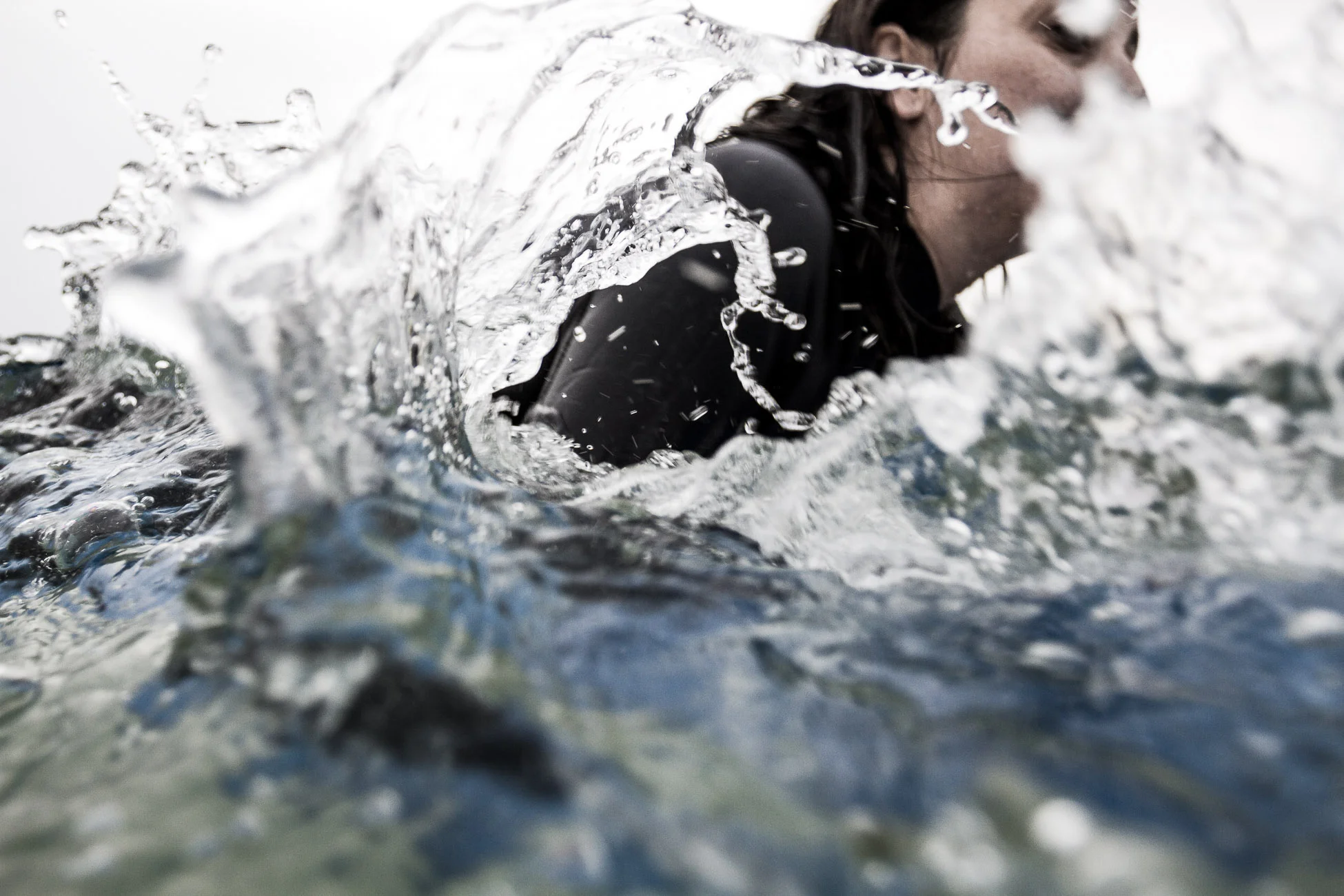 Gonçalo Barriga Photographer - Surfer catching a wave