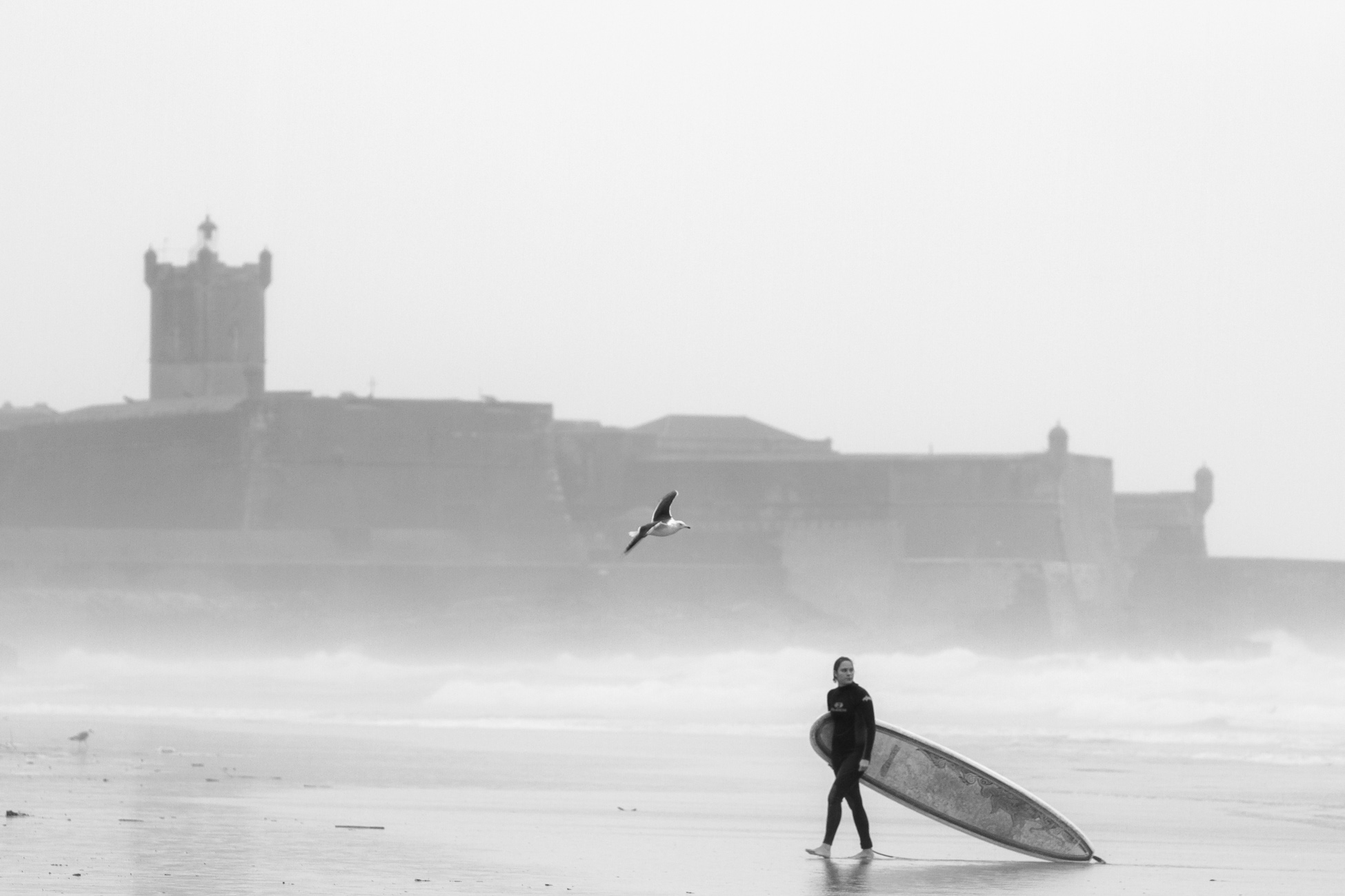 Gonçalo Barriga Photographer - Surfer girl on the beach