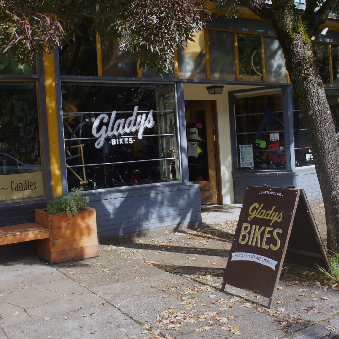 Falls got things looking pretty cute!! Things we like: 🍂 the slower pace at the shop and being able to spend more time with folks coming in and out (just a few days booked out now for tunes! woooo!!) 🍂This second photo showing a used Raleigh we h