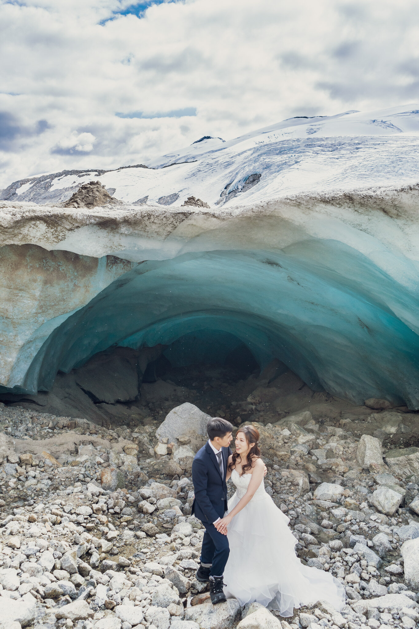 ModernRomance-VancityOfficiant-IceCave-03848.jpg
