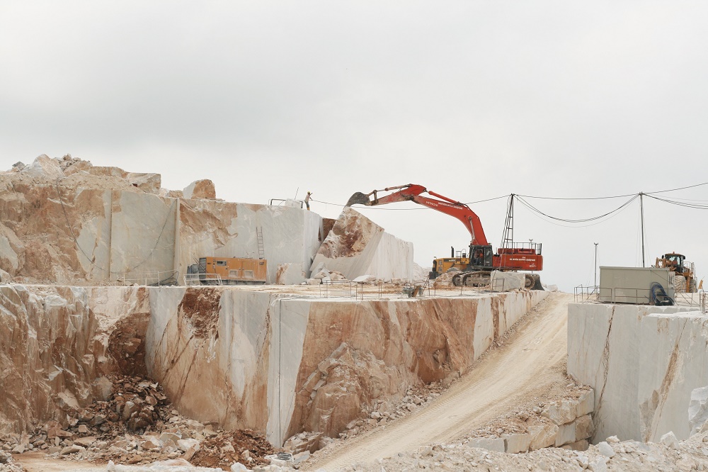 WHITE CARRARA MARBLE BLOCK EXTRACTION