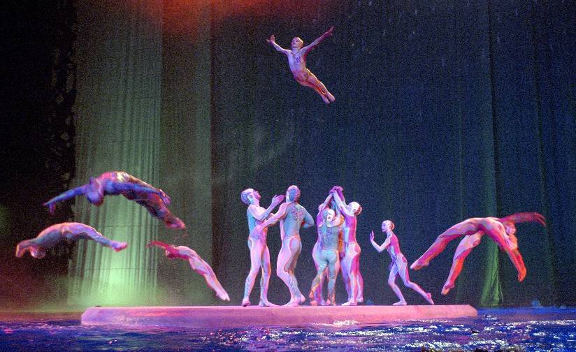 From water to the wall. Cirque has it all