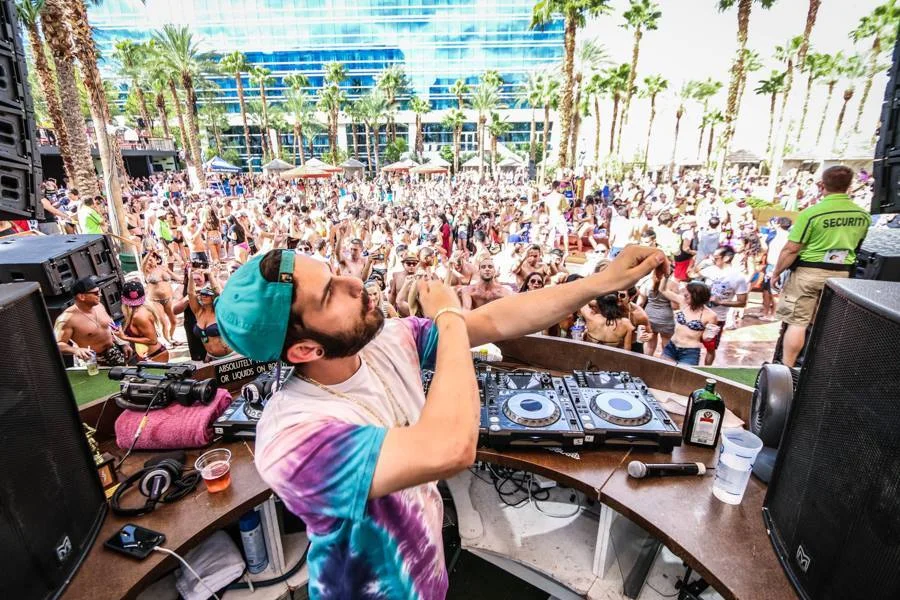 Vip Bottle Service Cost At The Coolest Dayclubs In Vegas