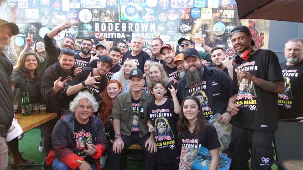 Vocalista do Iron Maiden visita cervejaria curitibana