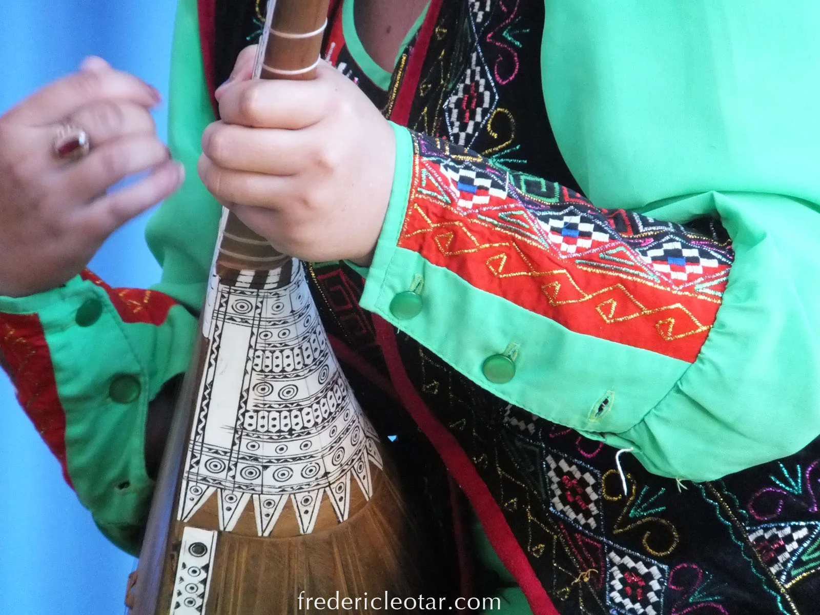 Barde karakalpake jouant du luth duwtar