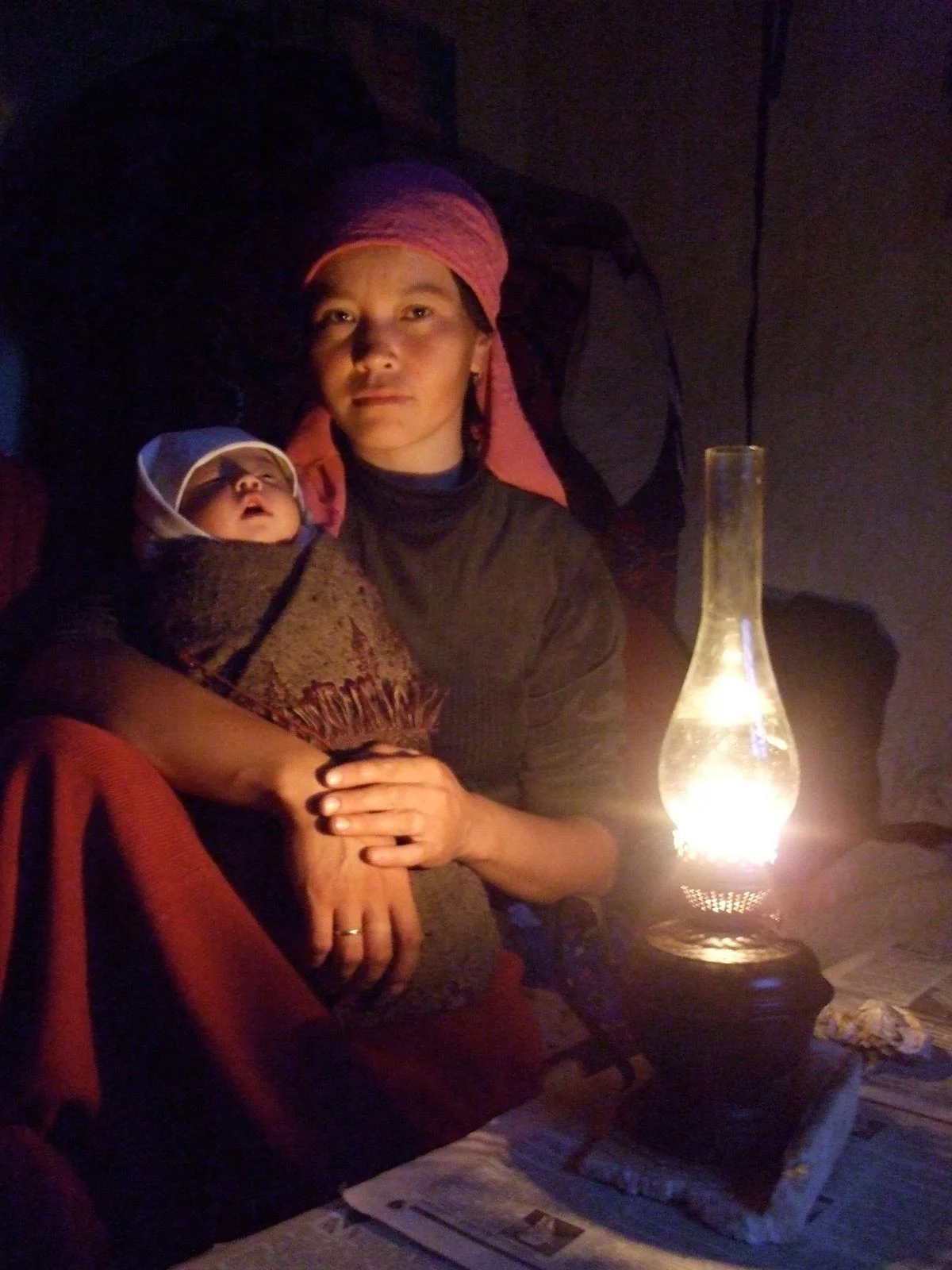 Femme et son nourrisson dans le pamir kirghize
