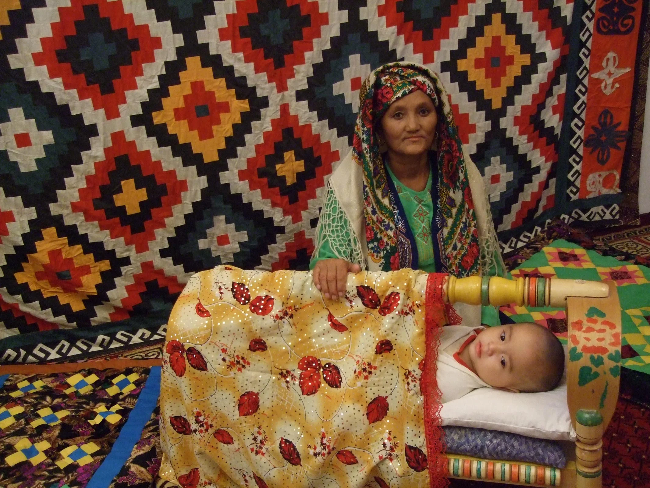 Grand-mère et petit fils à l'heure du coucher