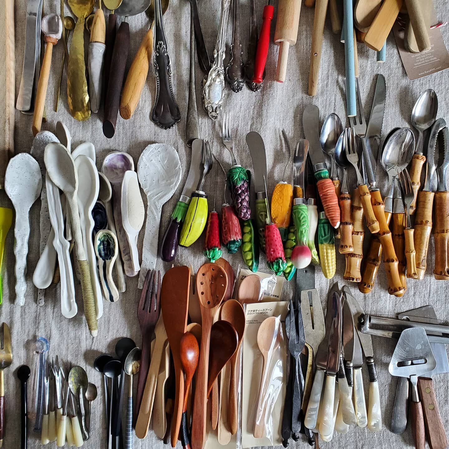 My flatware drawer (one of two) was overdue for an organization so when @thechicshot came to visit I took everything out to show her what I have. Some items had gotten buried and I forgot about them so it was nice to reacquaint myself with my collect