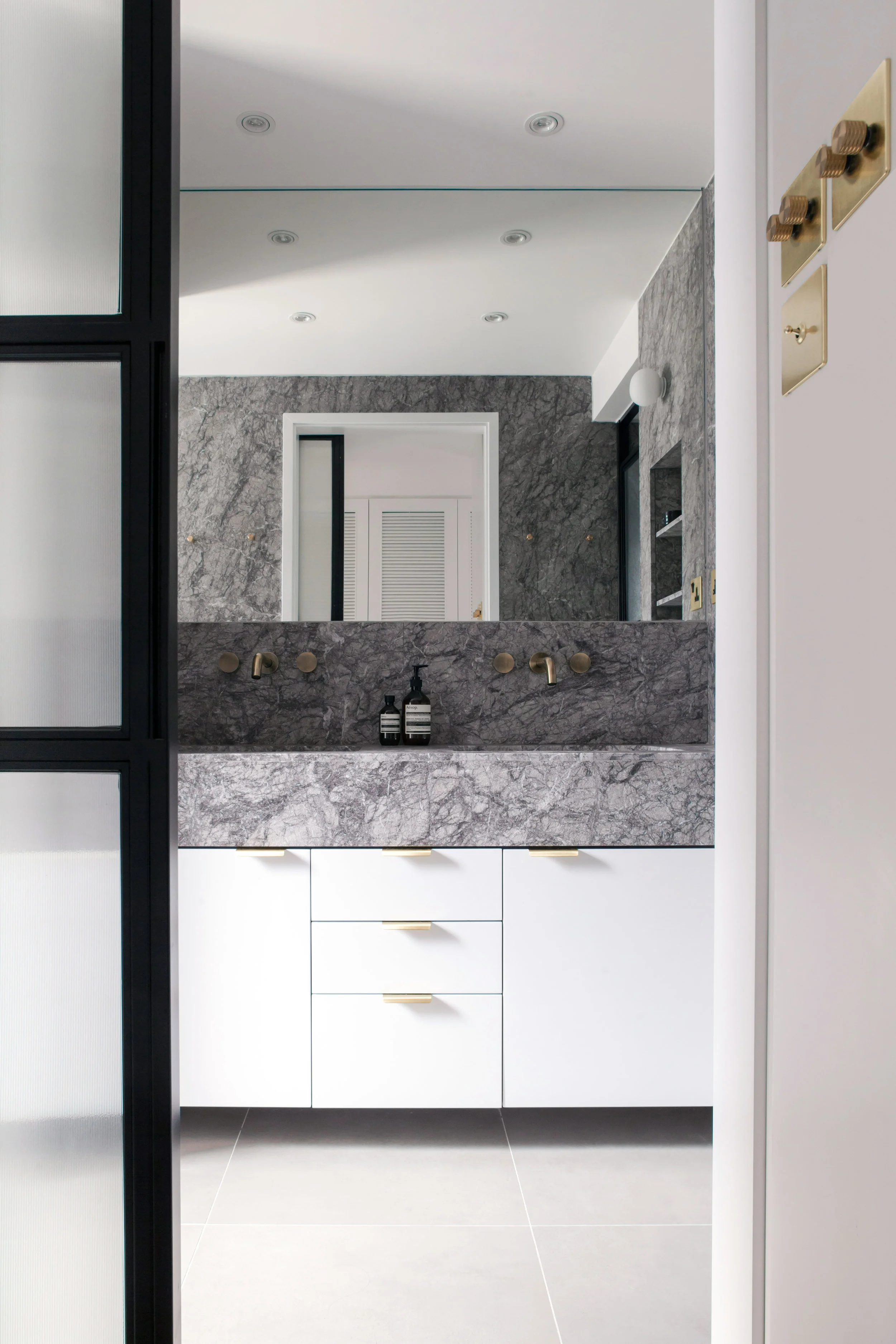 10_masterbath.jpg