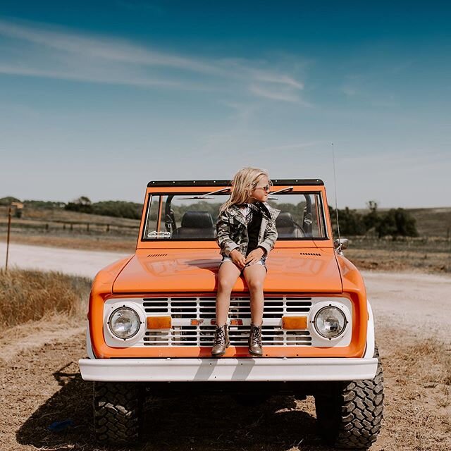 Ms. Molly and a &lsquo;73 Ford Bronco. .
.
.
.
.
#janaepatricephotography #desmoinesiowaphotographer #iowaphotographer