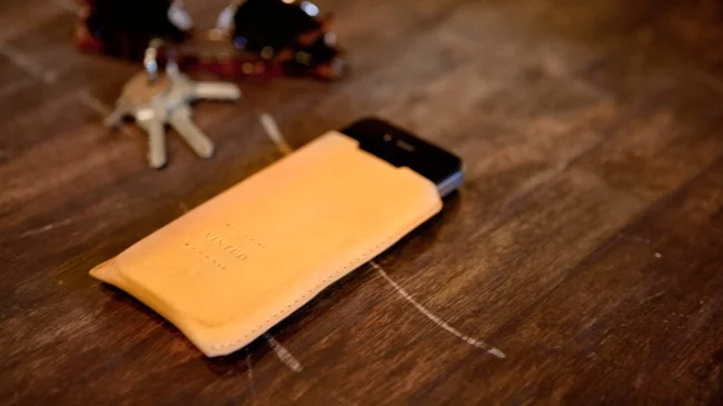 07_VintedGoods_iPhoneSleeve_03_.jpg