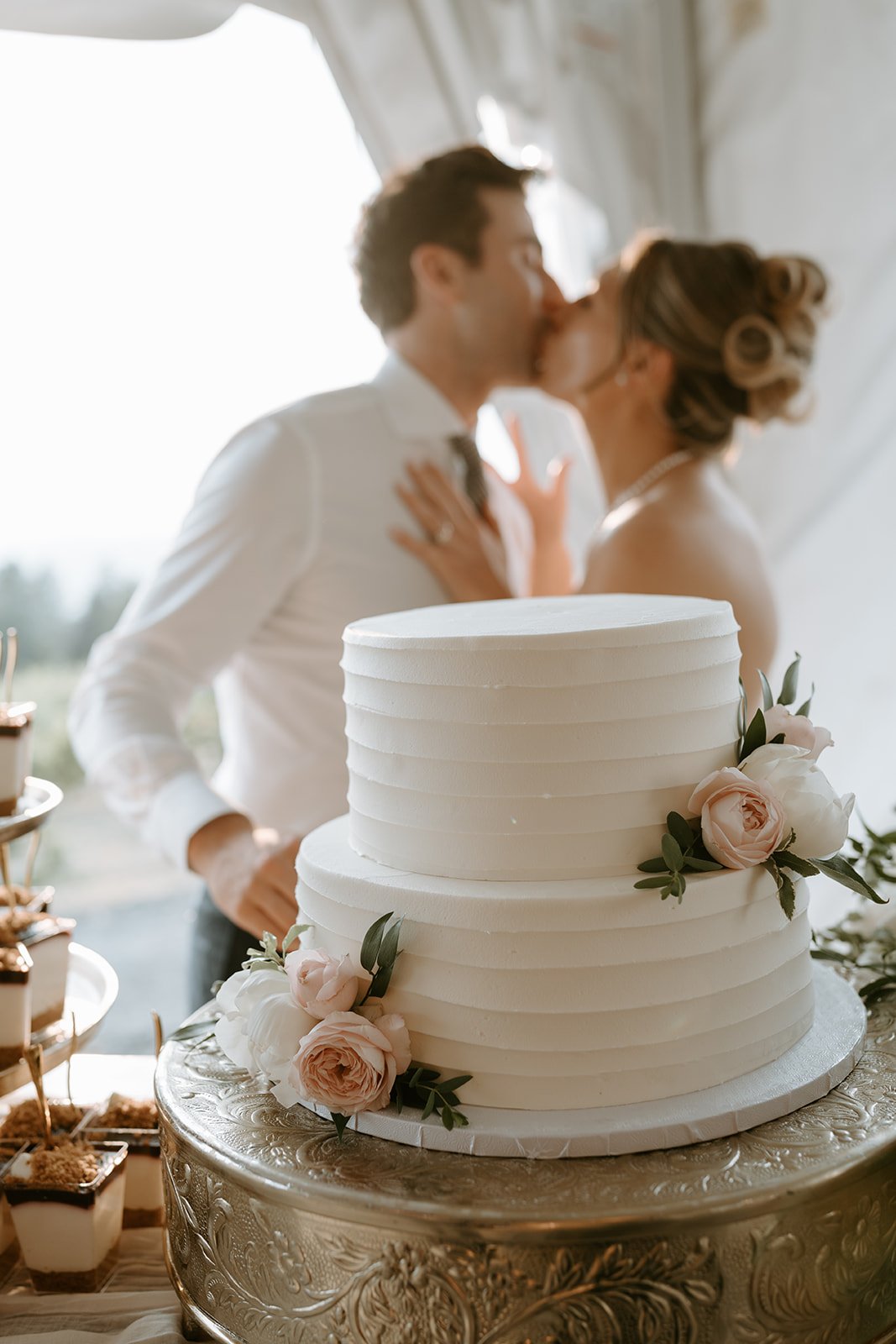 Simple &amp; Elegant Wedding Cake