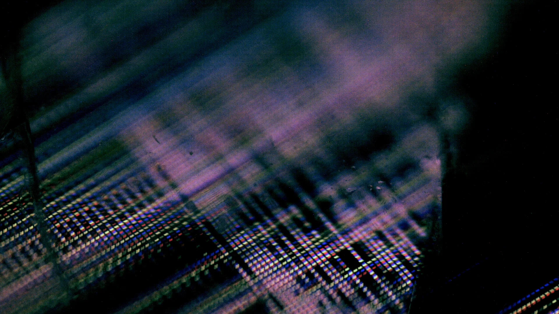 Macro_BrokenIphone_v017.jpg