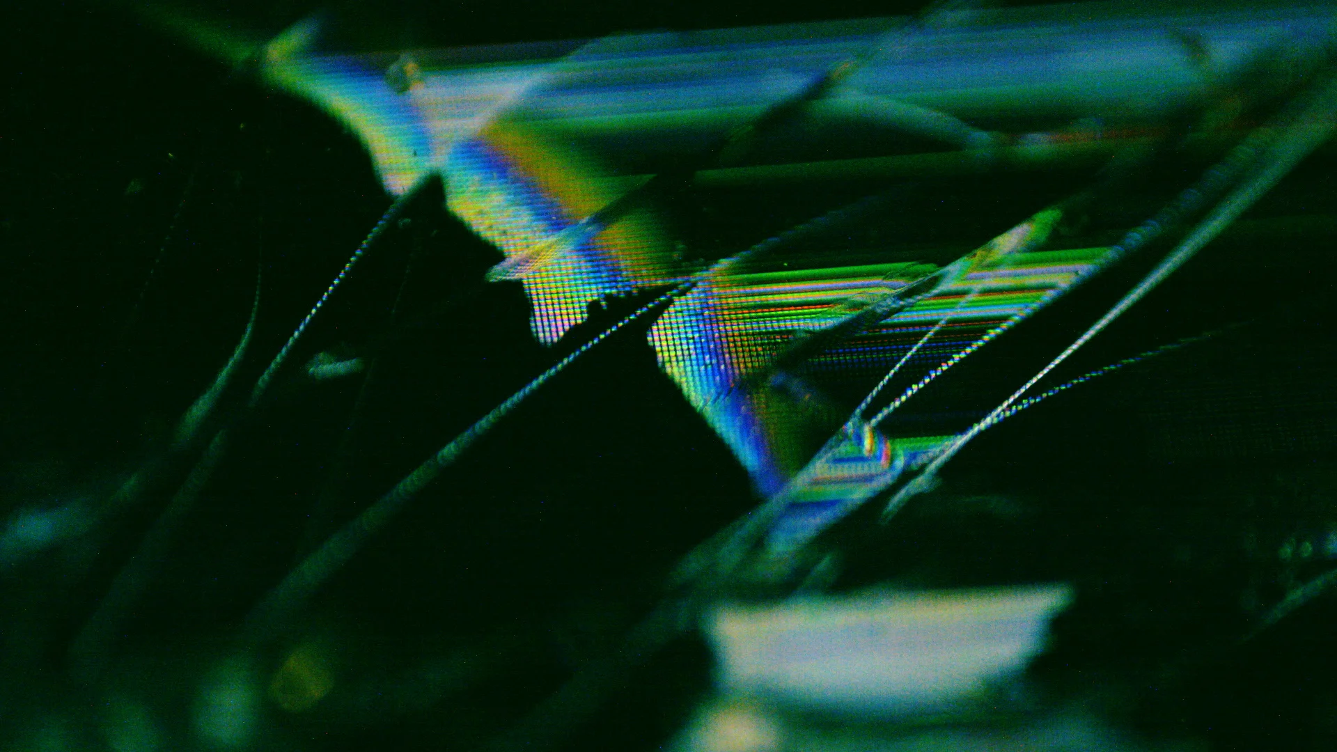 Macro_BrokenIphone_v021.jpg