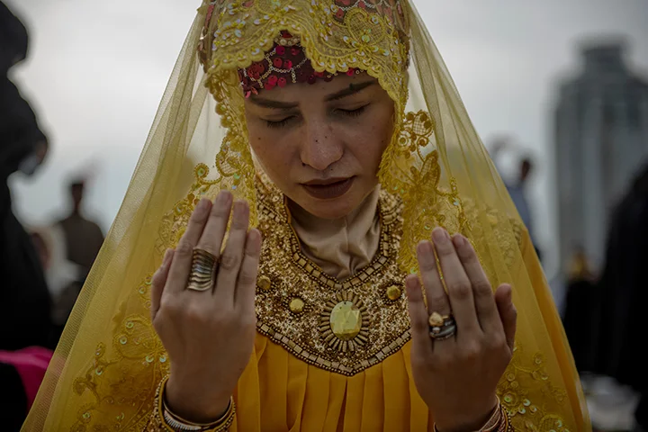 Muslims celebrate Eid al-Fitr around the world