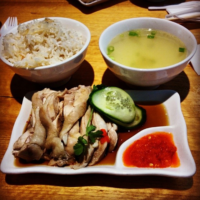 Some of the best Hainanese chicken rice in Perth. See the full review on the blog. #perth #lunchforatenor #perthfood #cheapeats #chickenrice