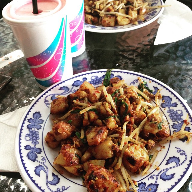 Making the most of the last weekend at the station street markets. Hawkers delight serving up a pretty great fried rice cake. #thisisgonnaburn #lunchforatenor #cheapeats #instafood #perth