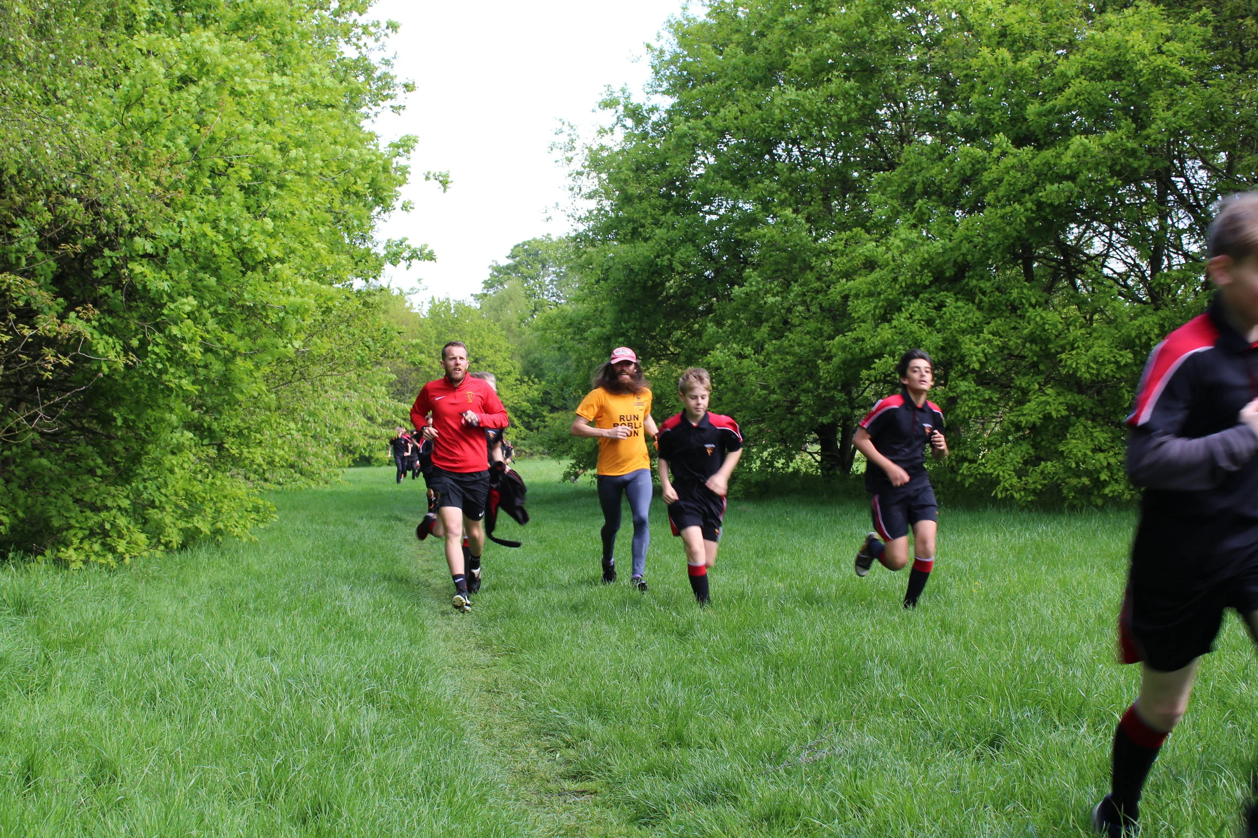 Students keep pace with real-life Forrest Gump on charity run