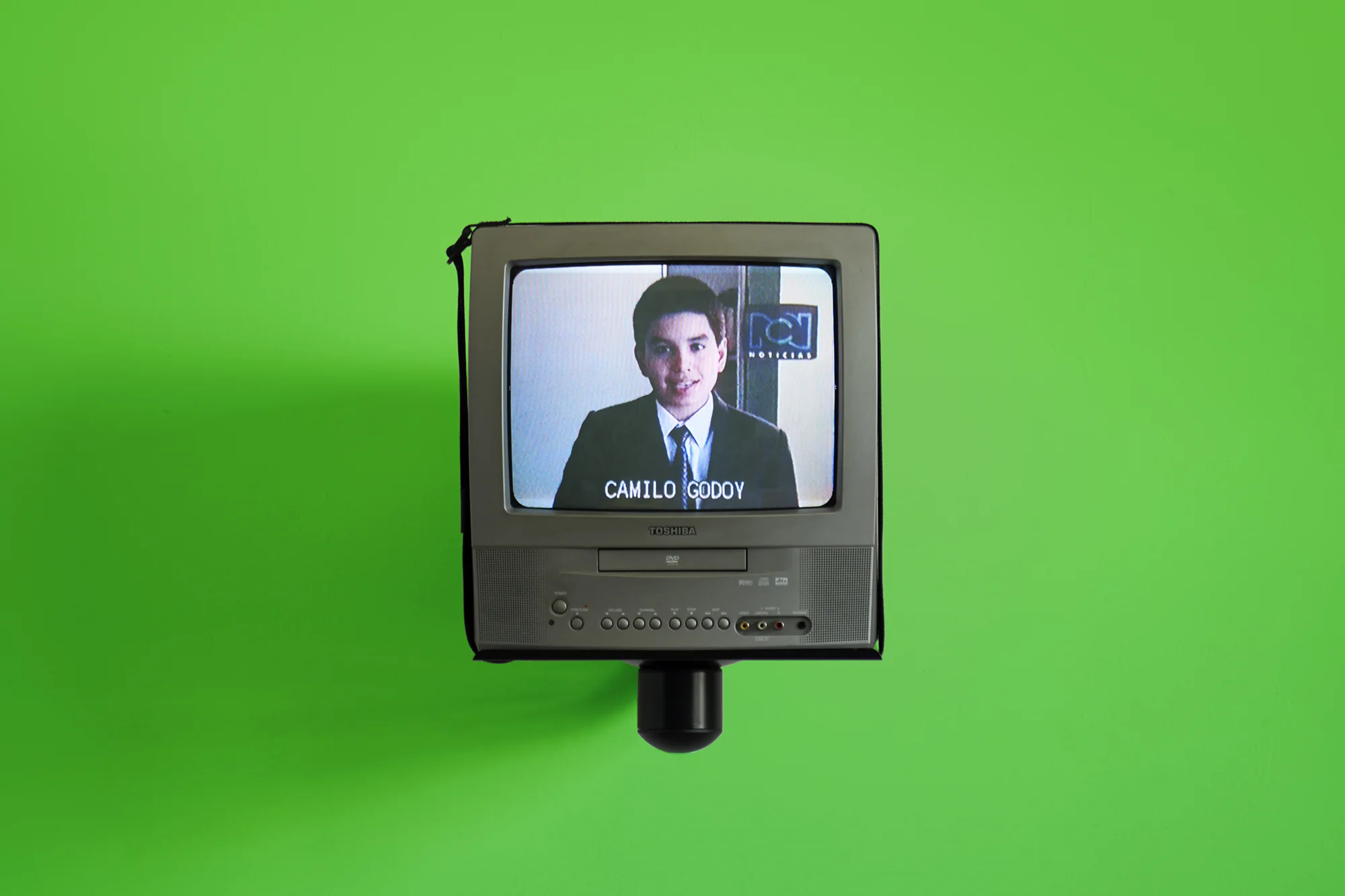 Camilo Godoy, Noticiero (installation view), 2002/2017. Video, sound, CRT television set, wall mount, chroma green screen wall, 10-minute loop.