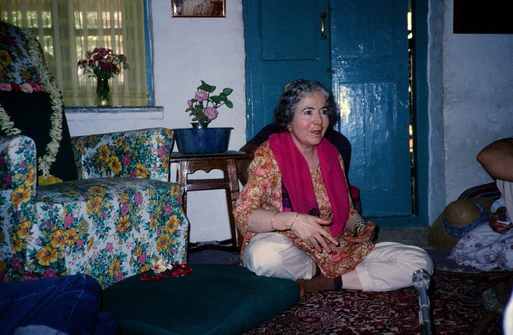 MANI IRANI in Mandali Hall in Meherazad telling stories to the pilgrims. (Sam Ervin photo, 1990s.)