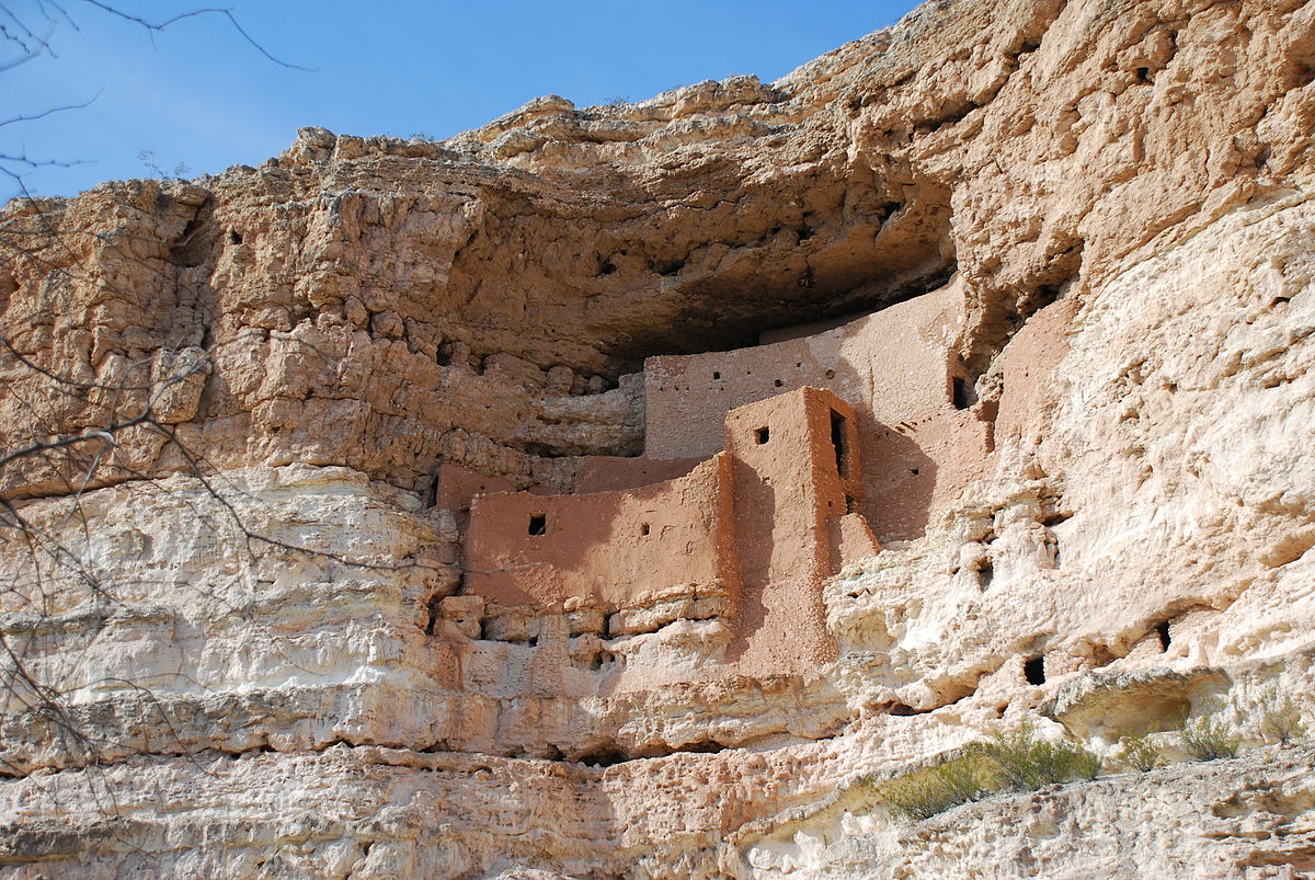 MONTEZUMA CASTLE NATIONAL MONUMENT in Arizona, a well preserved cliff dwelling of the Sinagua people. (Photo: Wikimedia Commons .)