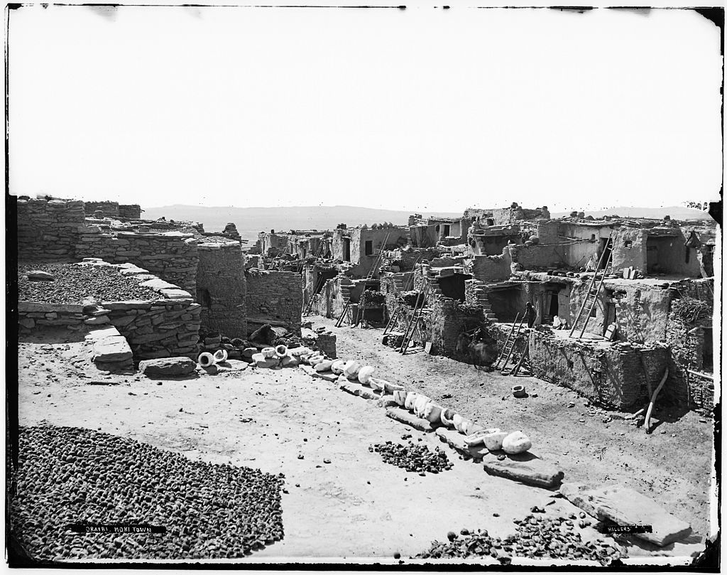 HOPI TOWN, Oraibi, Mokitown, Arizona. ( Photo : John K. Hillers, 1843-1925, US National Archives and Records Administration.)