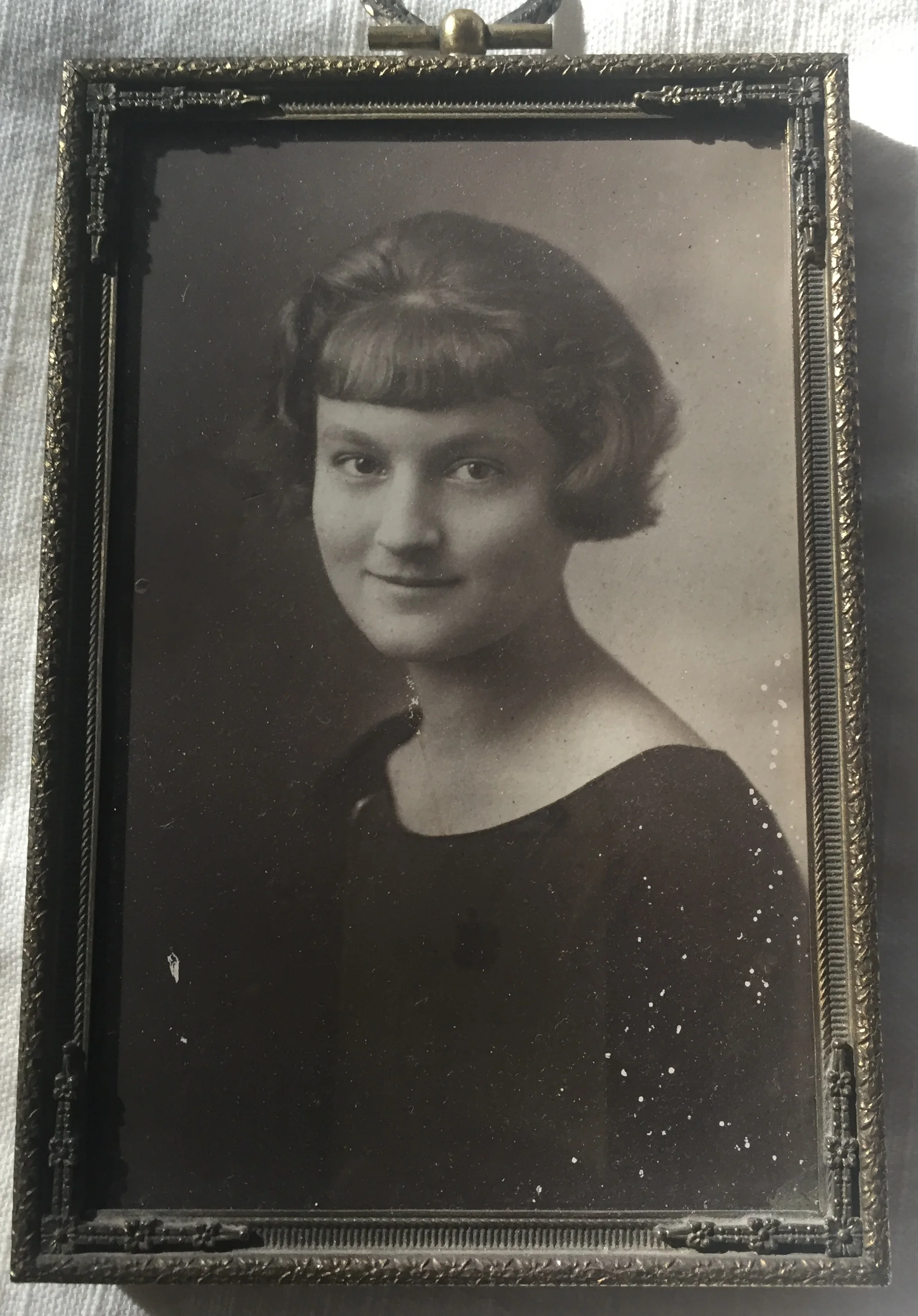 THE HIGH SCHOOL PHOTOGRAPH of Agnes Baron that she gave to Ken and Len Ceder. She graduated high school in 1923. (Source: Len Ceder) 