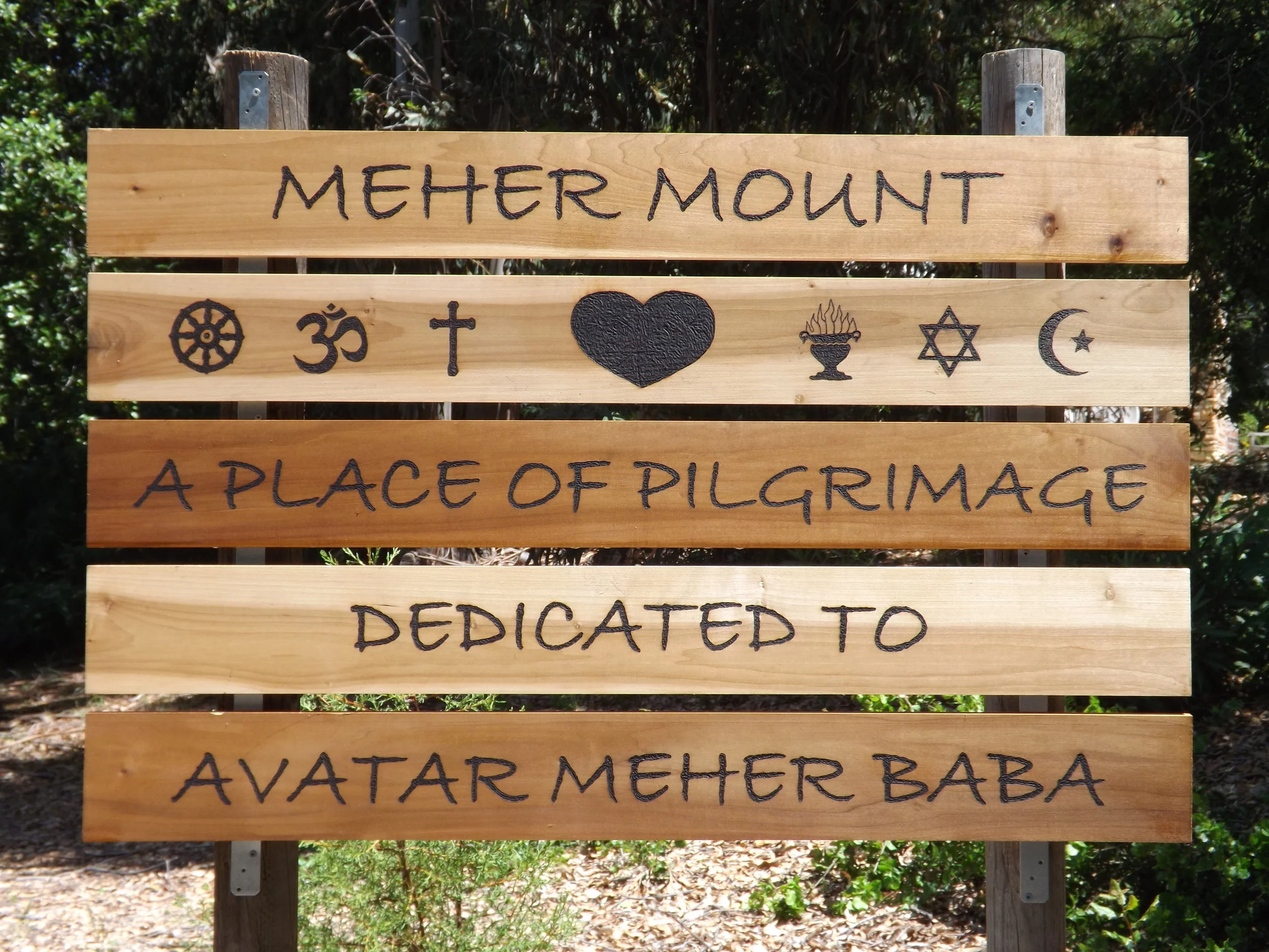 A SIGN AT THE GATEWAY made by Manager/Caretaker Leslie Bridger. (Photo: Leslie Bridger, 2012)