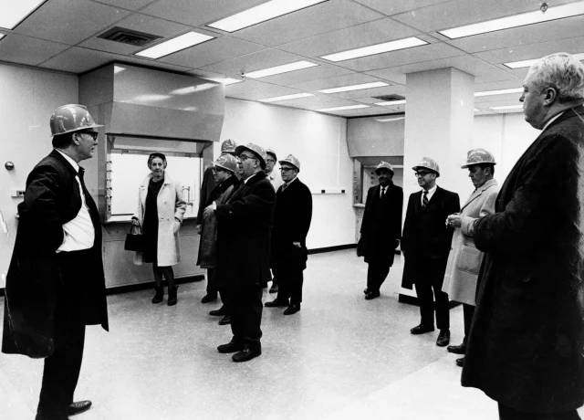 1970-MayorSullivanToursNasaBldg-640x460.jpg