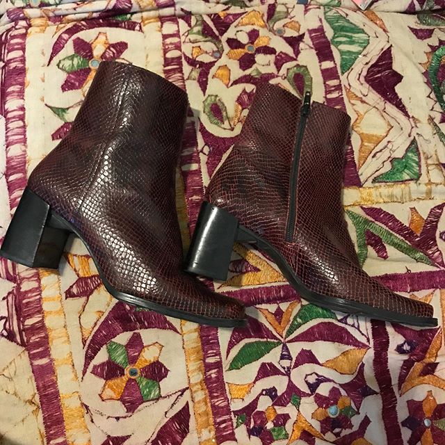 VTG, snakeskin embossed leather, ox blood boots. Chunky heel. Square toe. Excellent condition. SZ. 6.5 $32.95 #foxandfawn