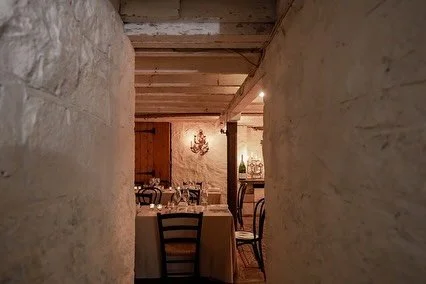 Did you know we have a private underground wine cellar? 🍇 It’s a perfectly romantic space for intimate soirées, rehearsal dinners or special nights such as these, with our dear friends @banksfinewine