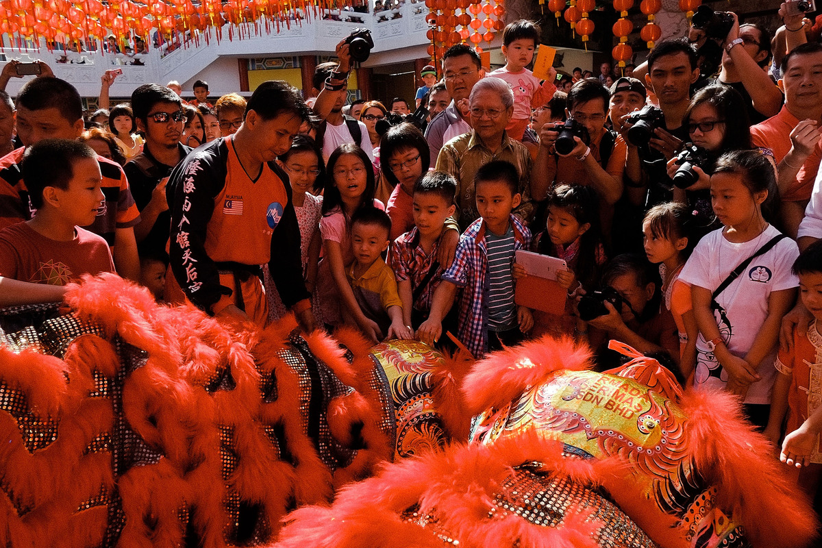 KUALA LUMPUR, MALAYSIA - JANUARY 31: A lion dance troop entertains the crowd in Tien Hou Temple as Malaysian celebrate Chinese New Year on January 31, 2014 in Kuala Lumpur, Malaysia. Chinese New Year is traditionally celebrated from the last day on the last month of the Chinese lunisolar calendar to the Lantern Festival on the 15th day of the first month. (Photo by Rahman Roslan/Getty Images)