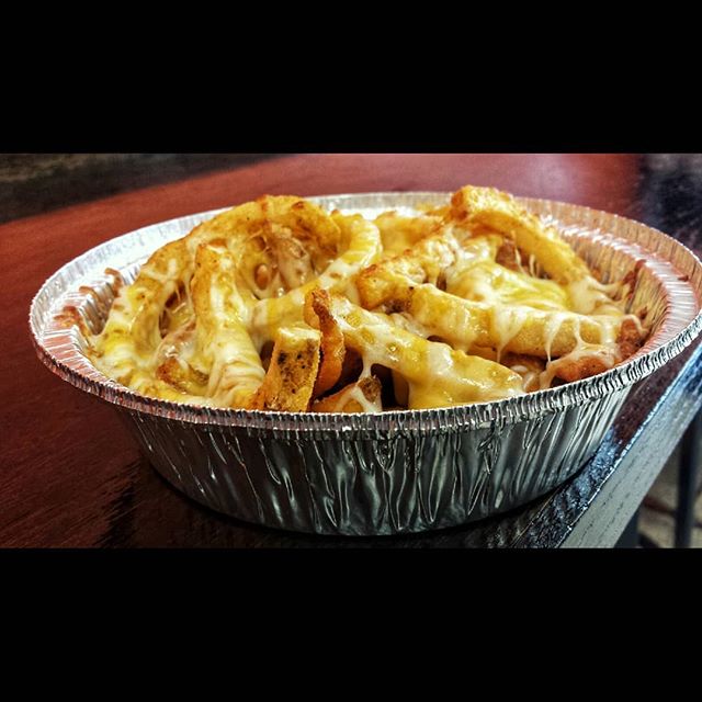 Finger licking snack taste better in rain! Do you agree!!?
.
.
.
#cheeeeese #fries #rain #snacking #lazy #eeeats