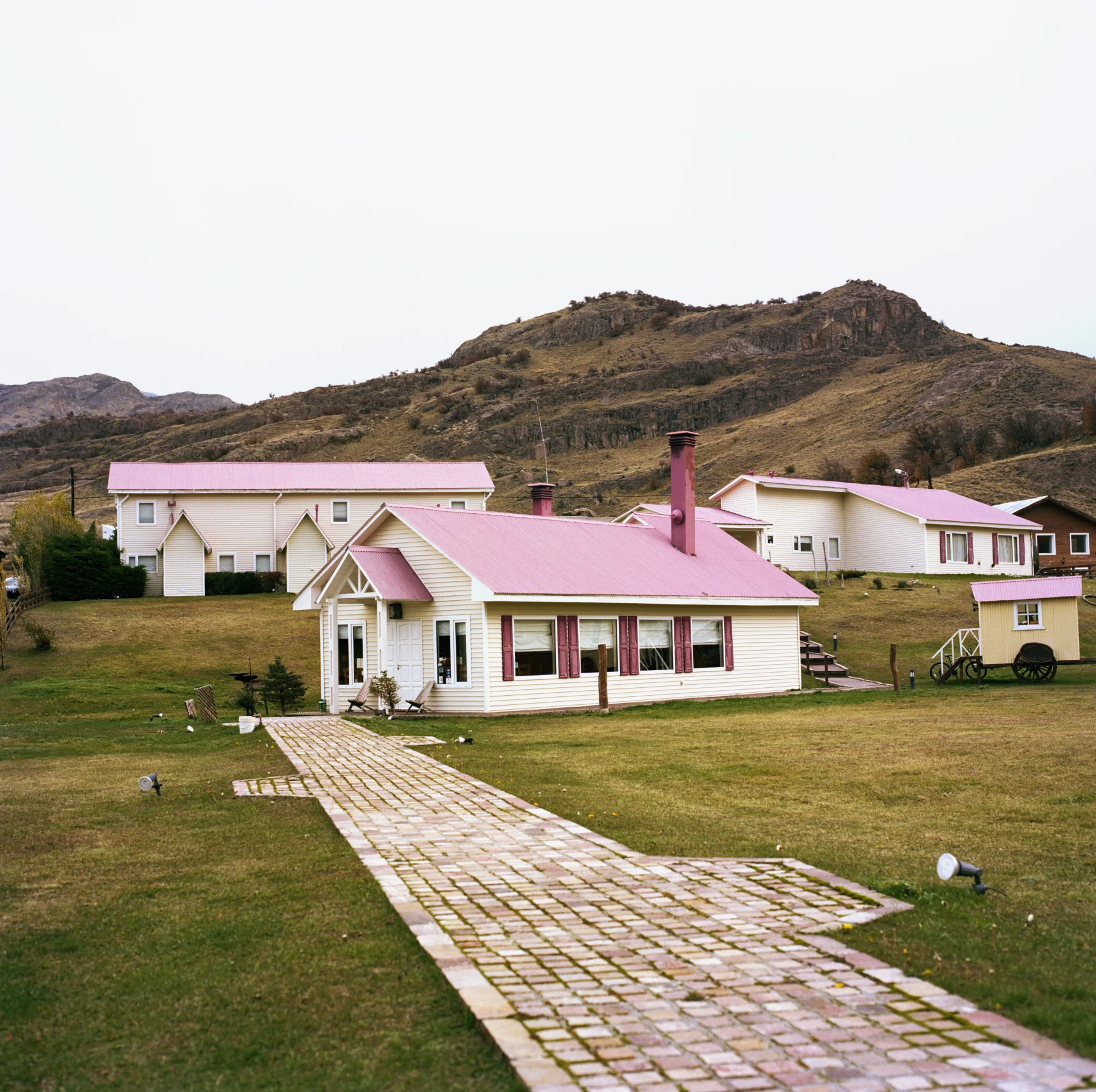 04_pink_roof_hotel.JPG