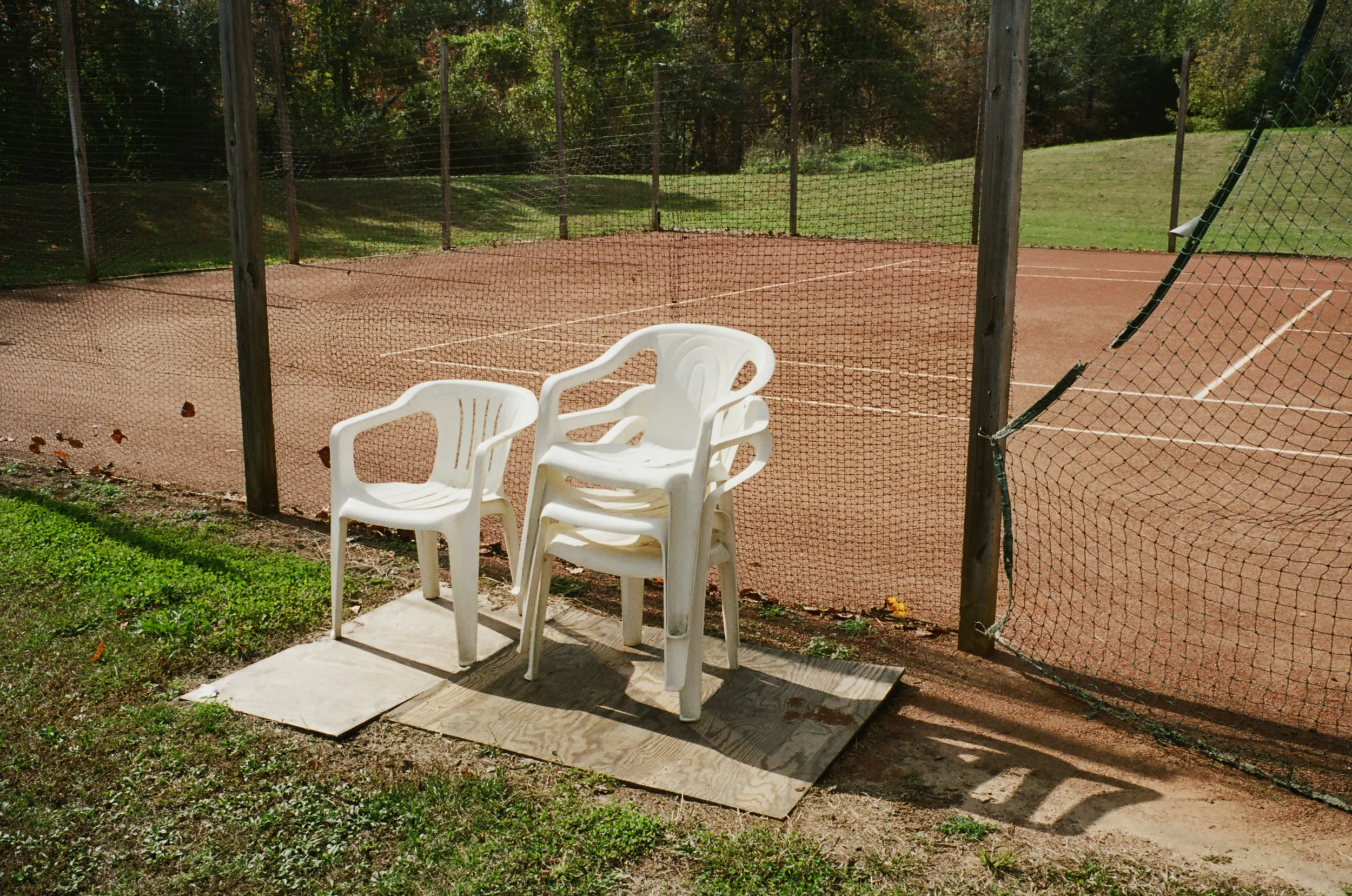 plastic-chairs-tennis-clay-red-russell-rd-usta-in-patrick-fraser.jpg
