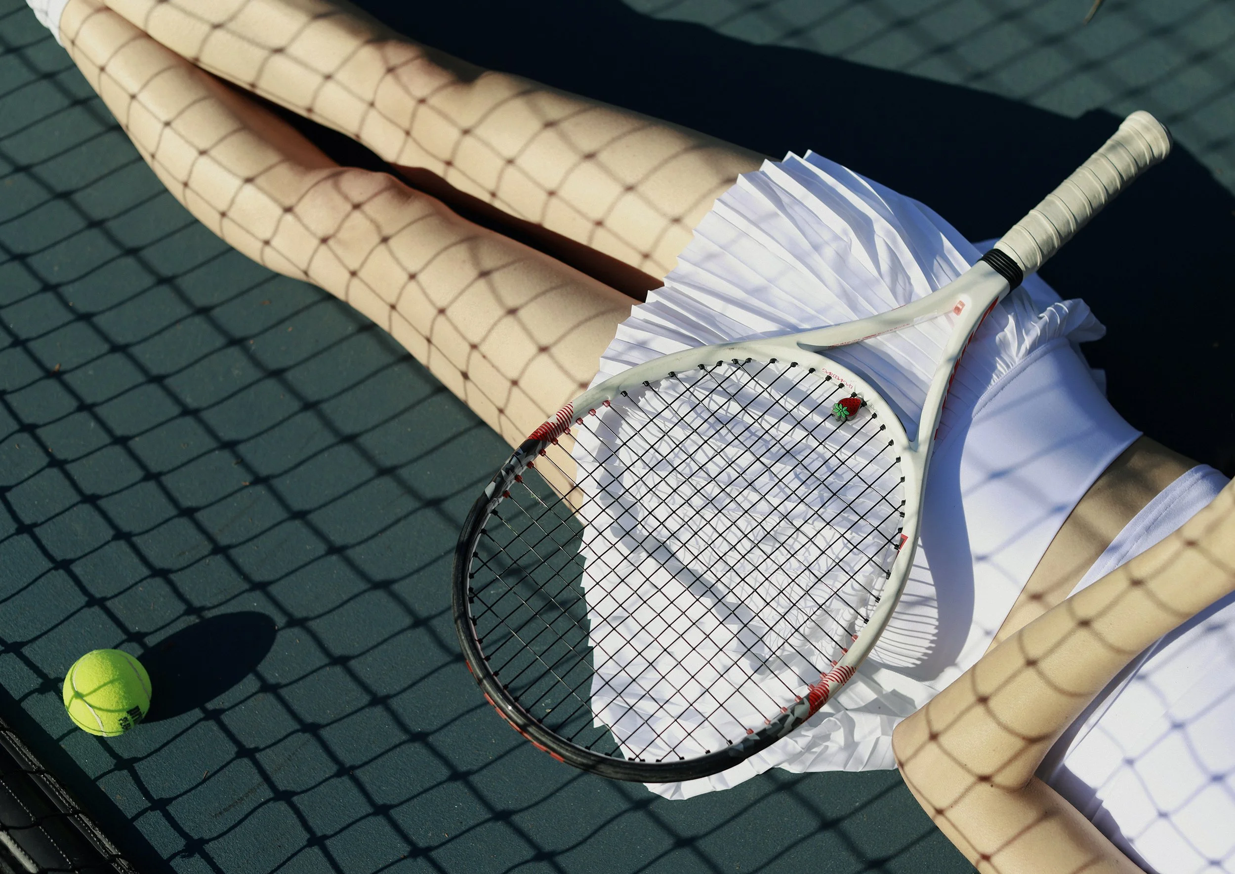 alo-tennis-skirt-white-grandslam-patrick-fraser-studiocourt-lifestyle_THL9440.jpg
