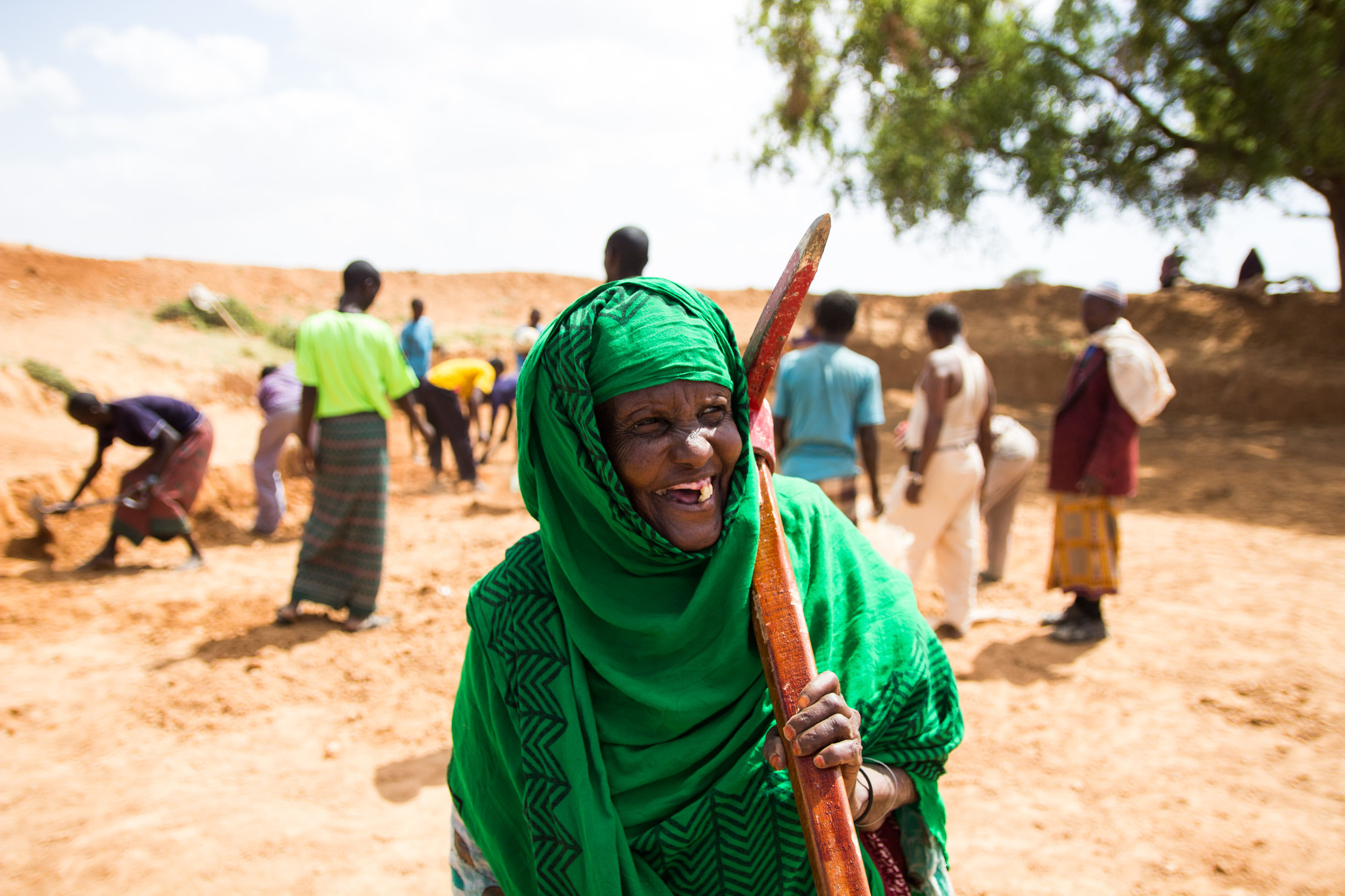 oldwomanshovelsomalia.jpg