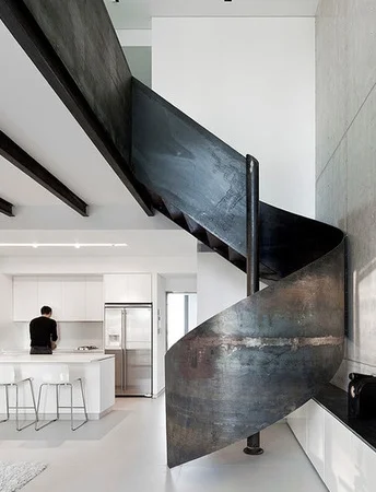 Sur une rampe d'escalier en acier!