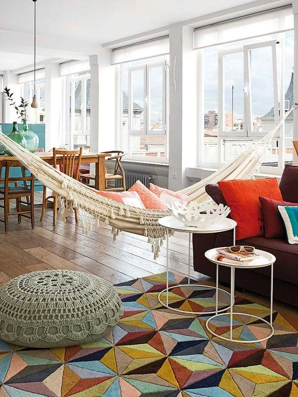 Hamac boho dans un salon moderne vintage