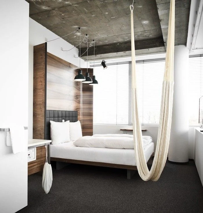 Hamac épuré dans une chambre moderne industrielle