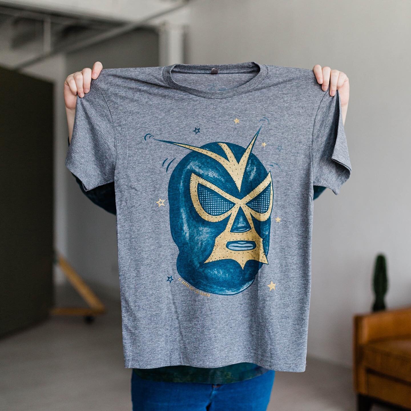 Make your prints stand out with a pop of shimmer to em&rsquo; 

#printshop #screenprintingshops #screenprinting #denton #shoplocal #prints #customapparel