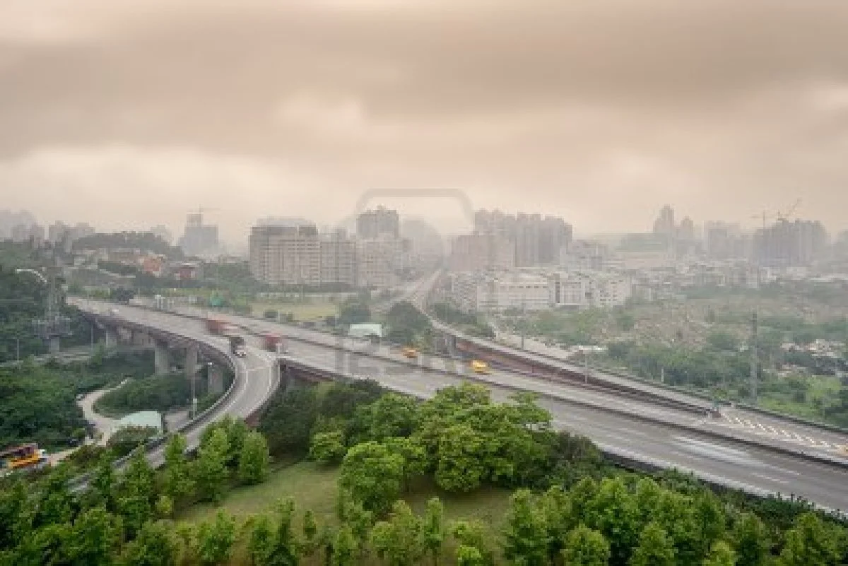 9410034-sunset-cityscape-of-highway-and-buildings-with-bad-weather-and-air-pollution-city-scenery-in-taipei-.jpg
