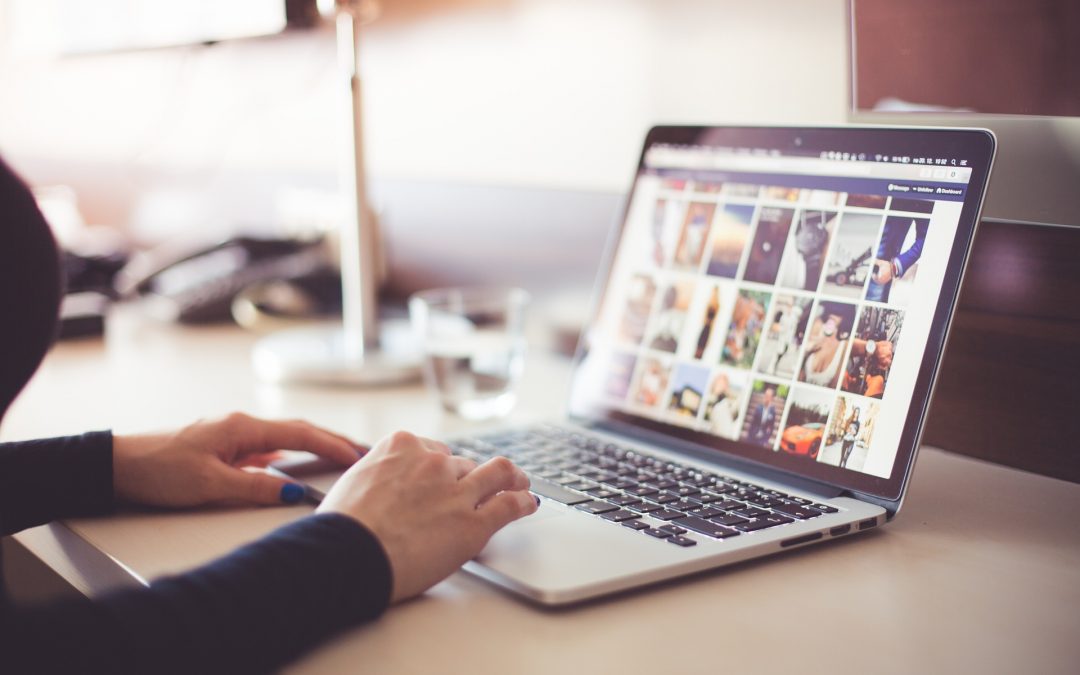 woman-on-computer-photos-e1490638203253.jpeg