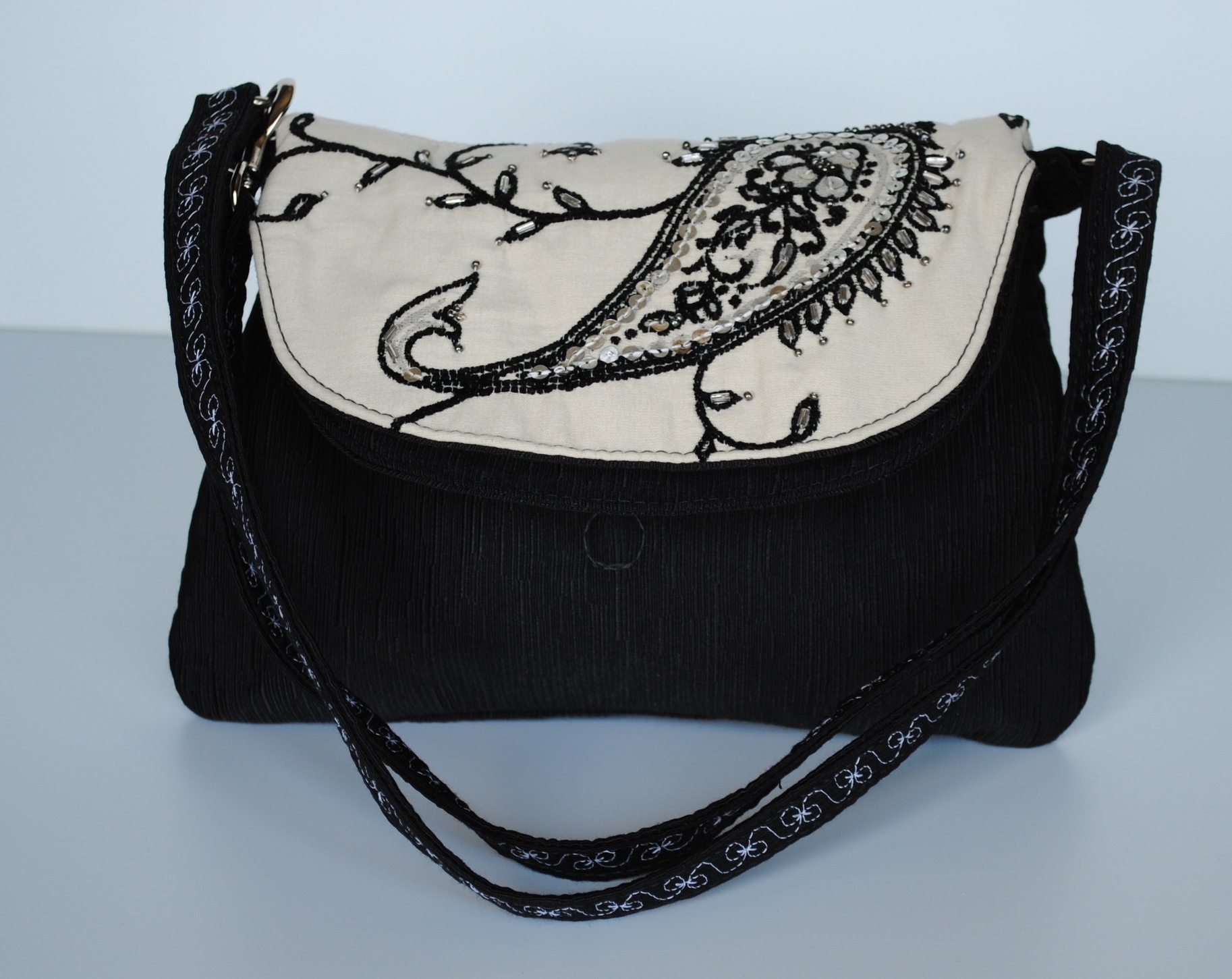 Mumtaz Black and White Flapover Pocket Purse