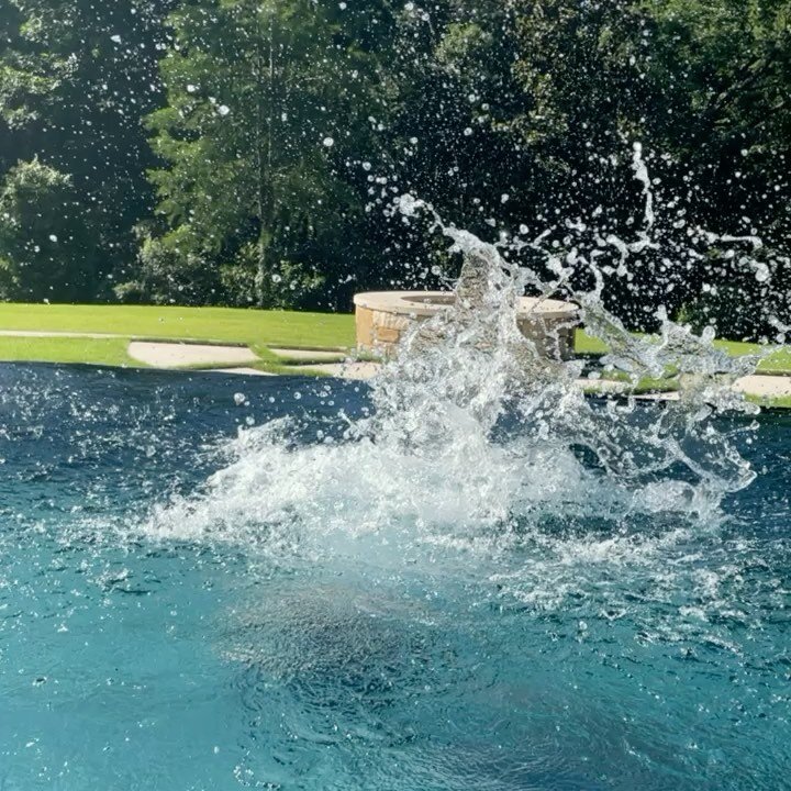 These sunny days have made us eager to splash our way through the summer! This custom designed pool is surrounded by hartstone to keep your feet protected while you lounge poolside in the hot summer months!☀️

@johnwilliscustomhomes 
@hartstonetile 
