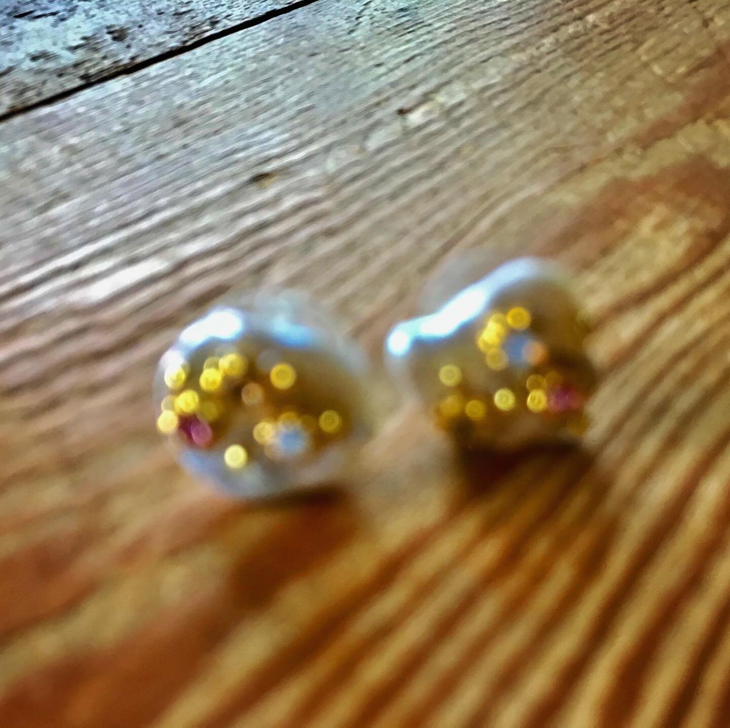 // Multifaceted // #Ad I&rsquo;m a mixed bag me. I love my scruffs and getting stuck into physical work. I love my easy going low maintenance kind of look. And I love glamour and all the pretty things.
&bull;
So, how dreamy are these stud earrings by