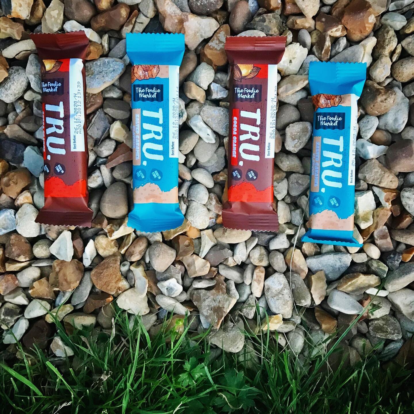 // Ingredients that love your body // I&rsquo;m so impressed with these Tru snack bars from @aldiuk They have less than 10 ingredients and a short ingredient list is quite a rarity these days. Plus, Marley actually eats the cocoa orange ones!
&bull;
