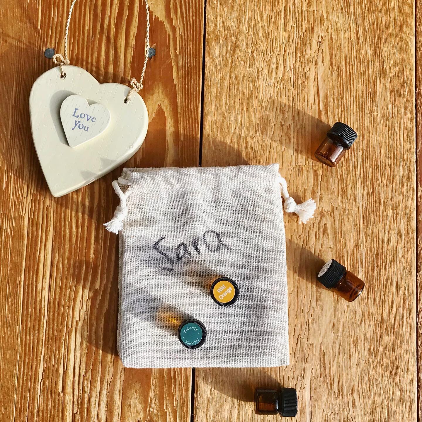// Essential oils 101 // I&rsquo;m very excited to discover that a friend is now doing essential oils.
&bull;
I&rsquo;ve wanted to learn how to use these natural plant based power houses for a long time but didn&rsquo;t know where to start. So @annal