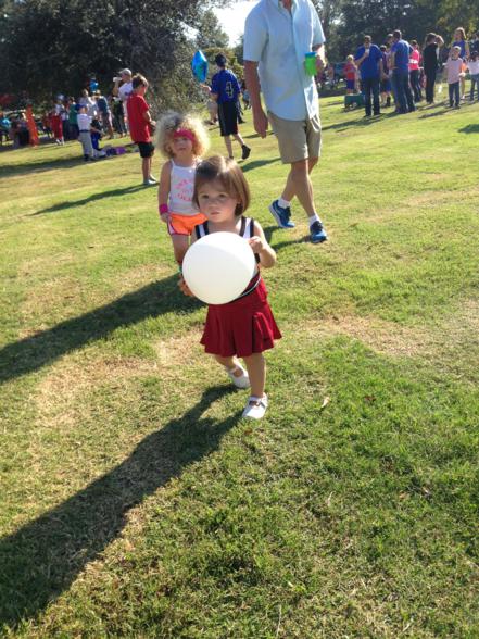 Please check out the little girl behind Katie Wynn dressed as Richard Simmons. That's her real hair. Is that not awesome!?